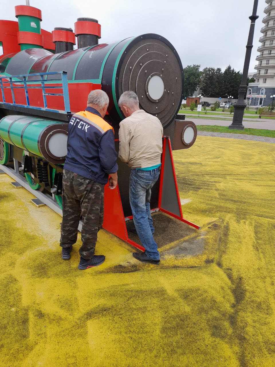 Сотрудники ГСТК реанимировали детский паровоз на набережной Благовещенска