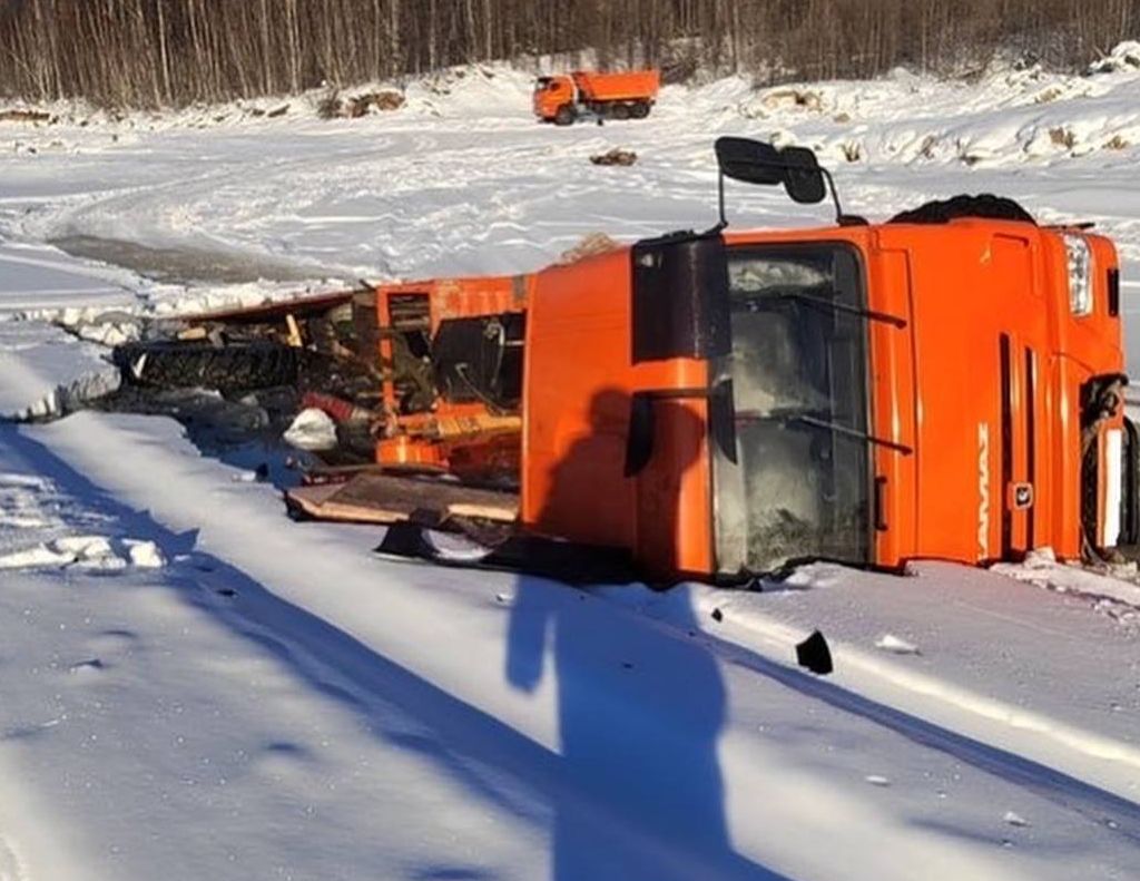 КамАЗ провалился под лед на Зейском водохранилище