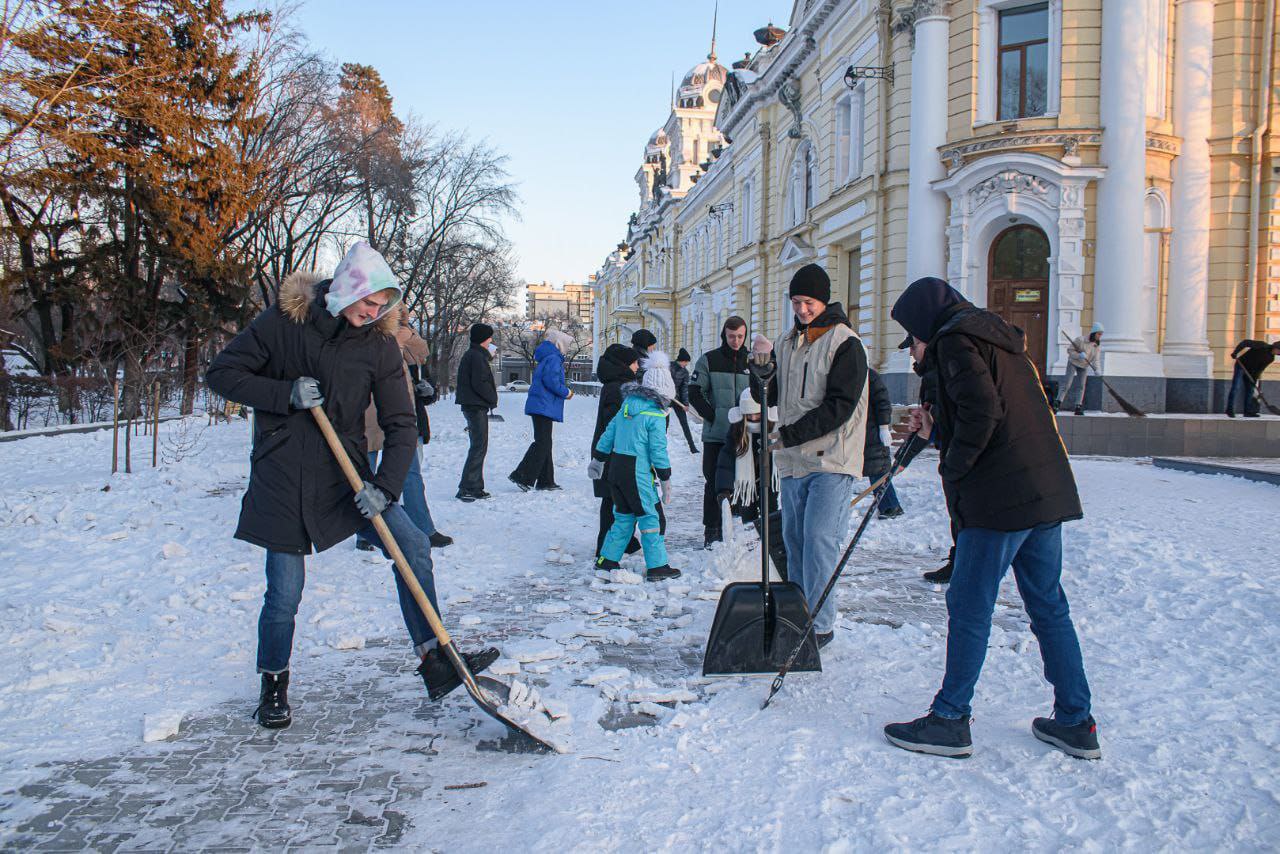 Ровесники» присоединились к уборке снега в Благовещенске