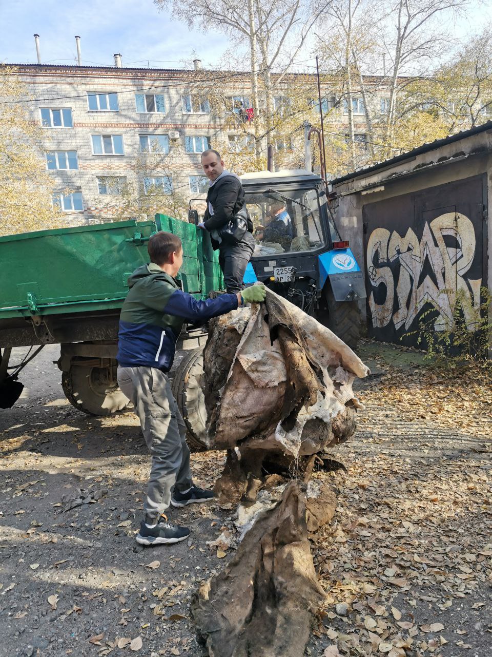 Грузовик мусора собрали в Благовещенске с берегов Бурхановки