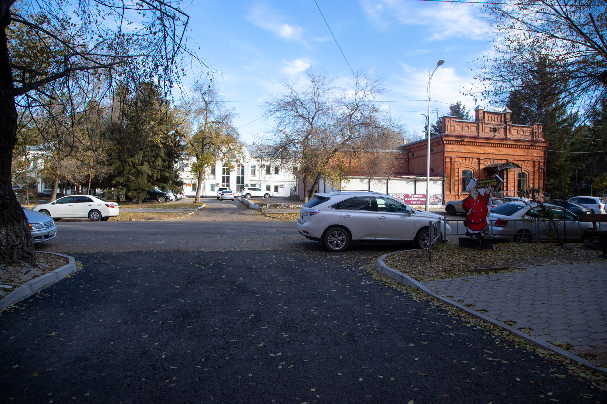 Во дворах Благовещенска за счет экономии средств обновляют проезды