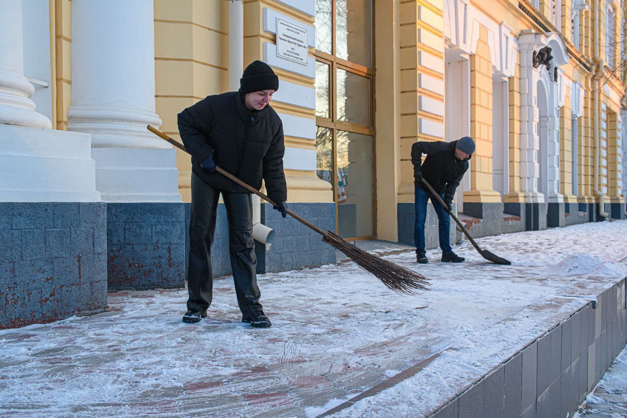 Ровесники» присоединились к уборке снега в Благовещенске