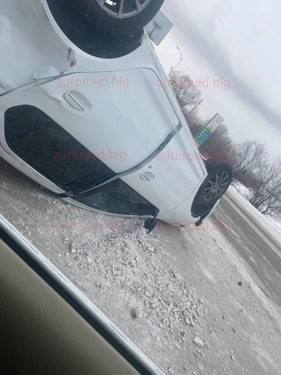 В Благовещенске машина перевернулась на крышу