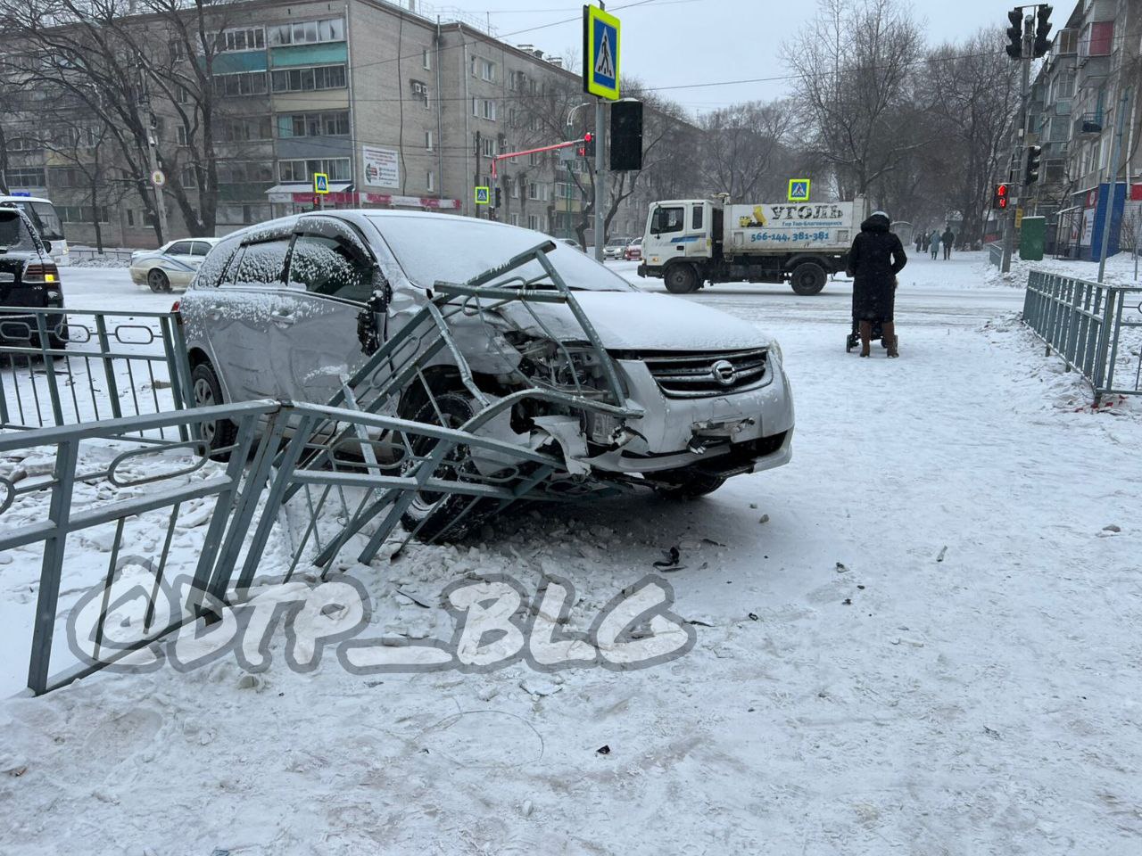 В аварии в Благовещенске пострадали машины и городское имущество