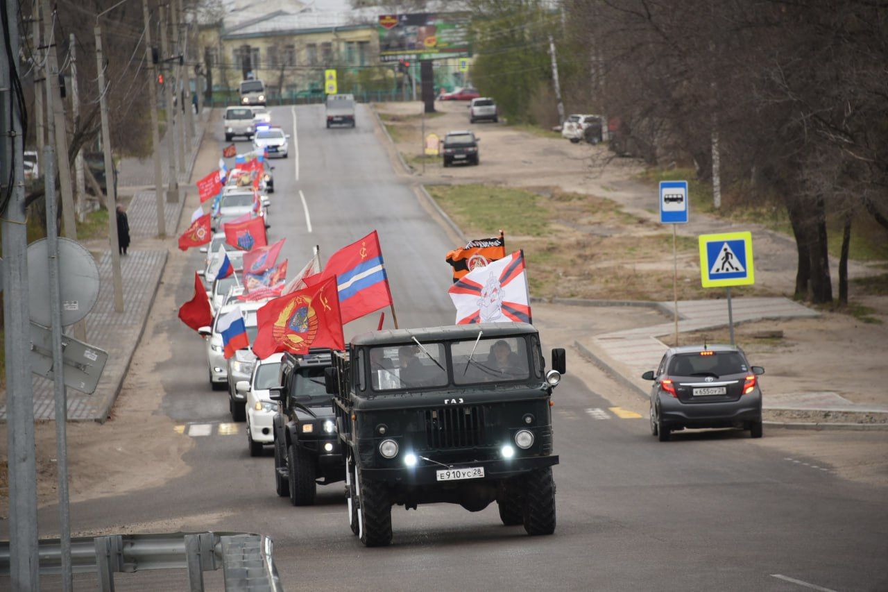 В честь Дня Победы амурчане выстраиваются в живые открытки и проводят  автопробеги