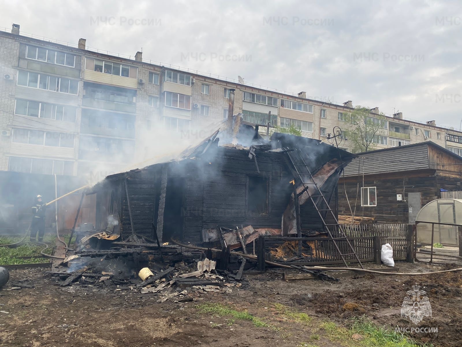 В Свободном пламя охватило жилой дом