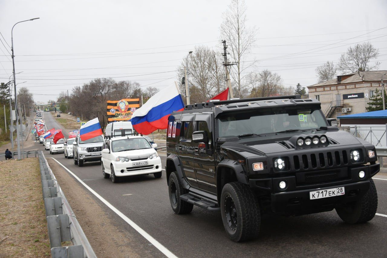 В честь Дня Победы амурчане выстраиваются в живые открытки и проводят  автопробеги