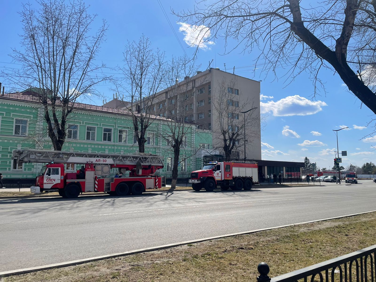 Пожарные машины стянули к гостинице «Юбилейной» в Благовещенске |  24.04.2023 | Благовещенск - БезФормата