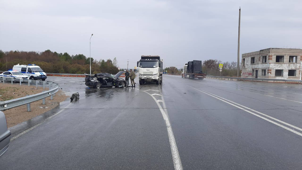 Грузовик смял легковушку на федеральной трассе в Амурской области