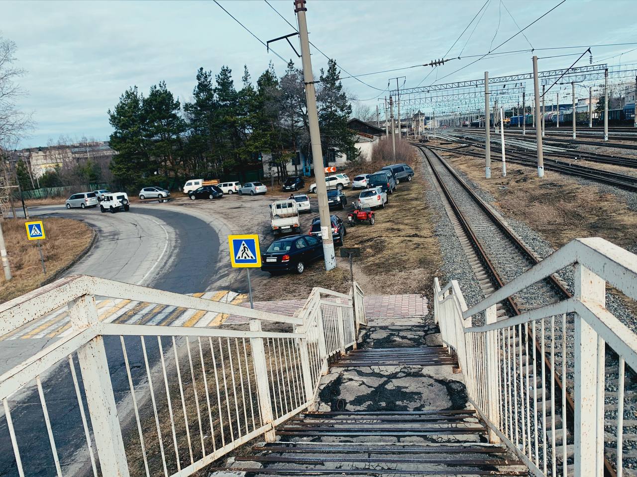 В Шимановске затопило дорогу под железнодорожным мостом