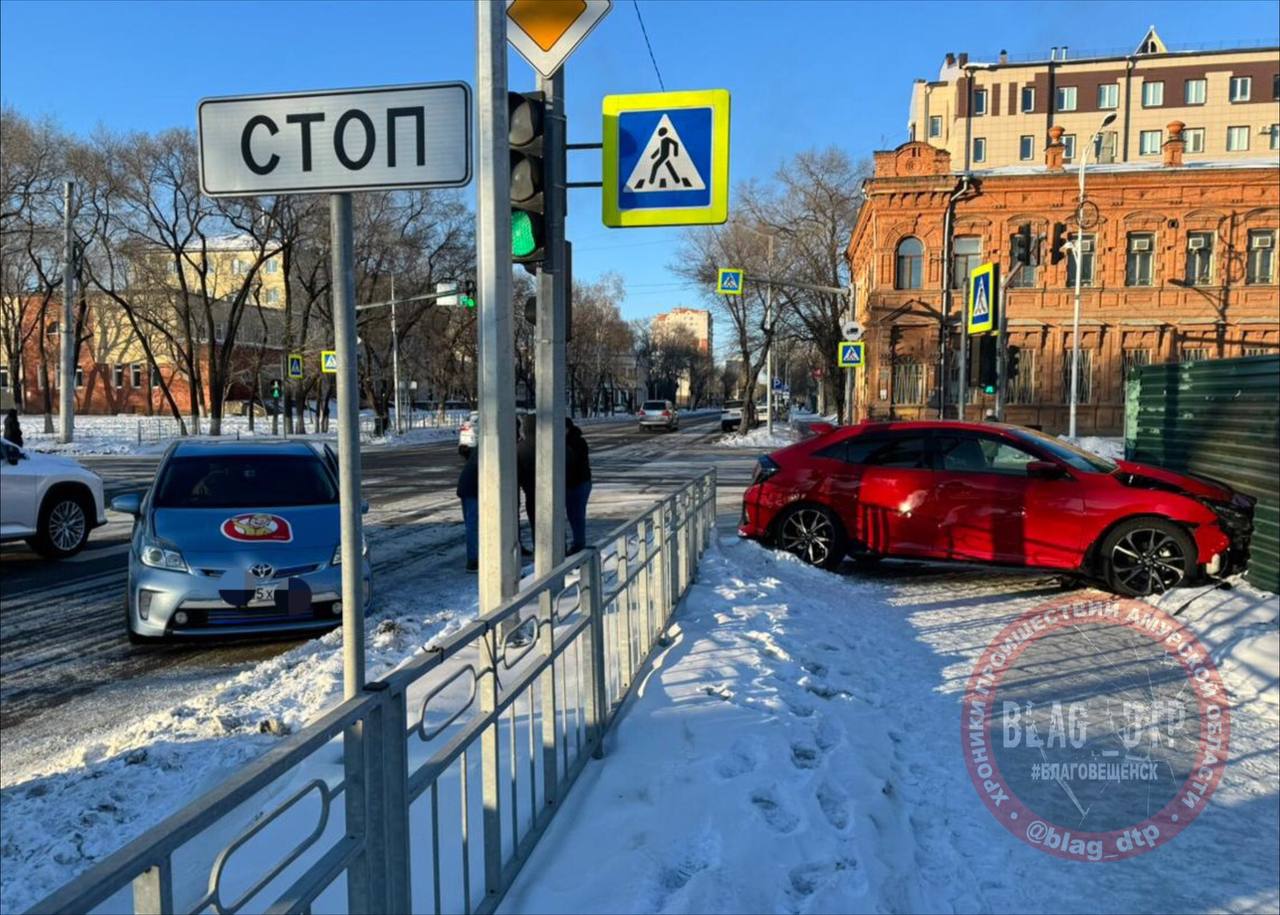 В Благовещенске «Хонда» после столкновения въехала в забор