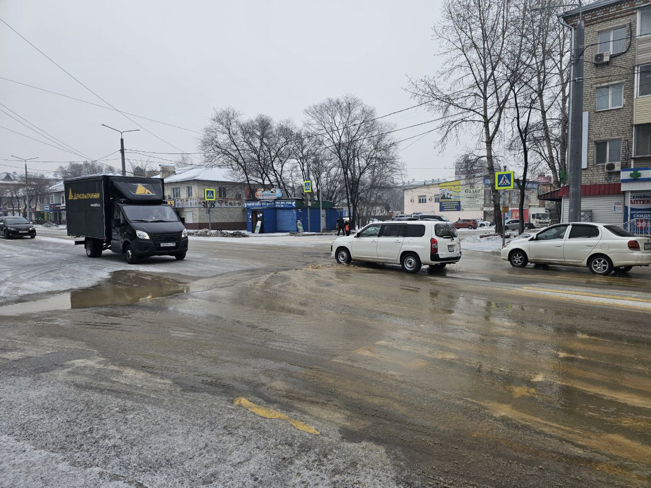 В Свободном залило водой перекресток