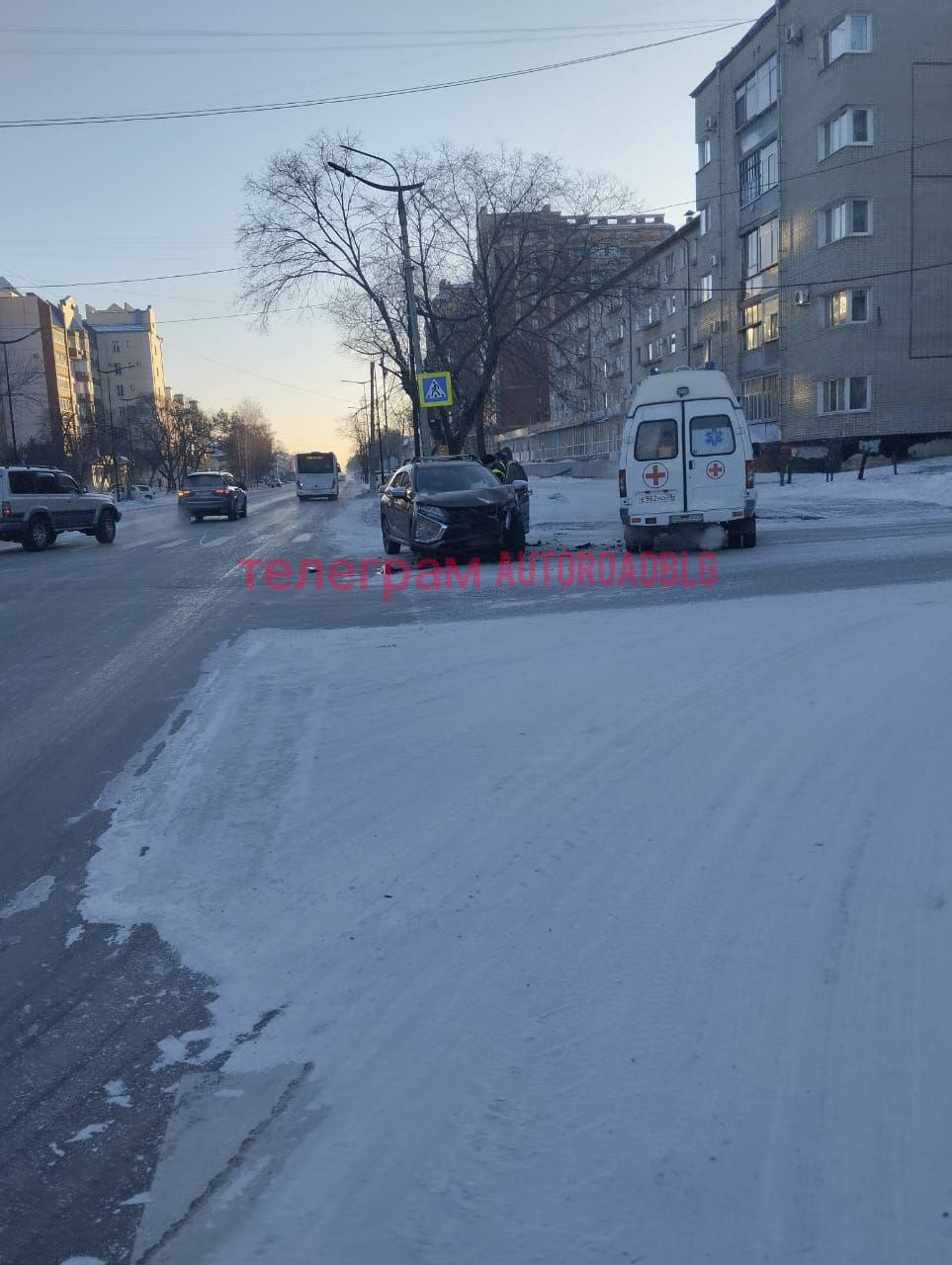 В Благовещенске автомобиль влетел в дом