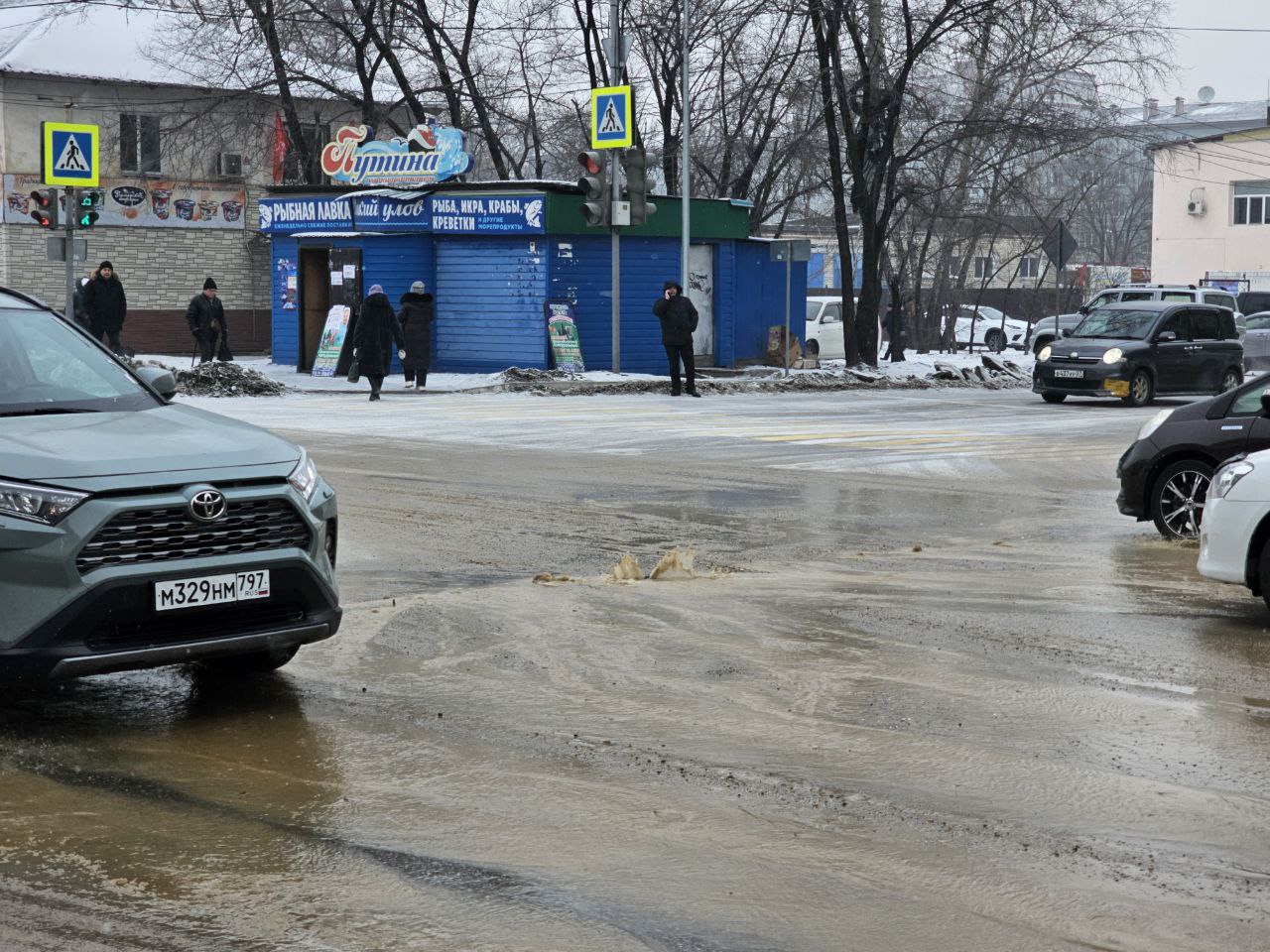 В Свободном залило водой перекресток