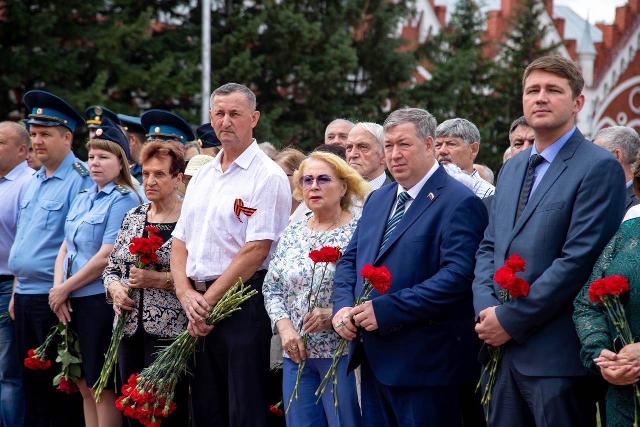 В День памяти и скорби благовещенцы возложили цветы к памятнику  воинам-амурцам