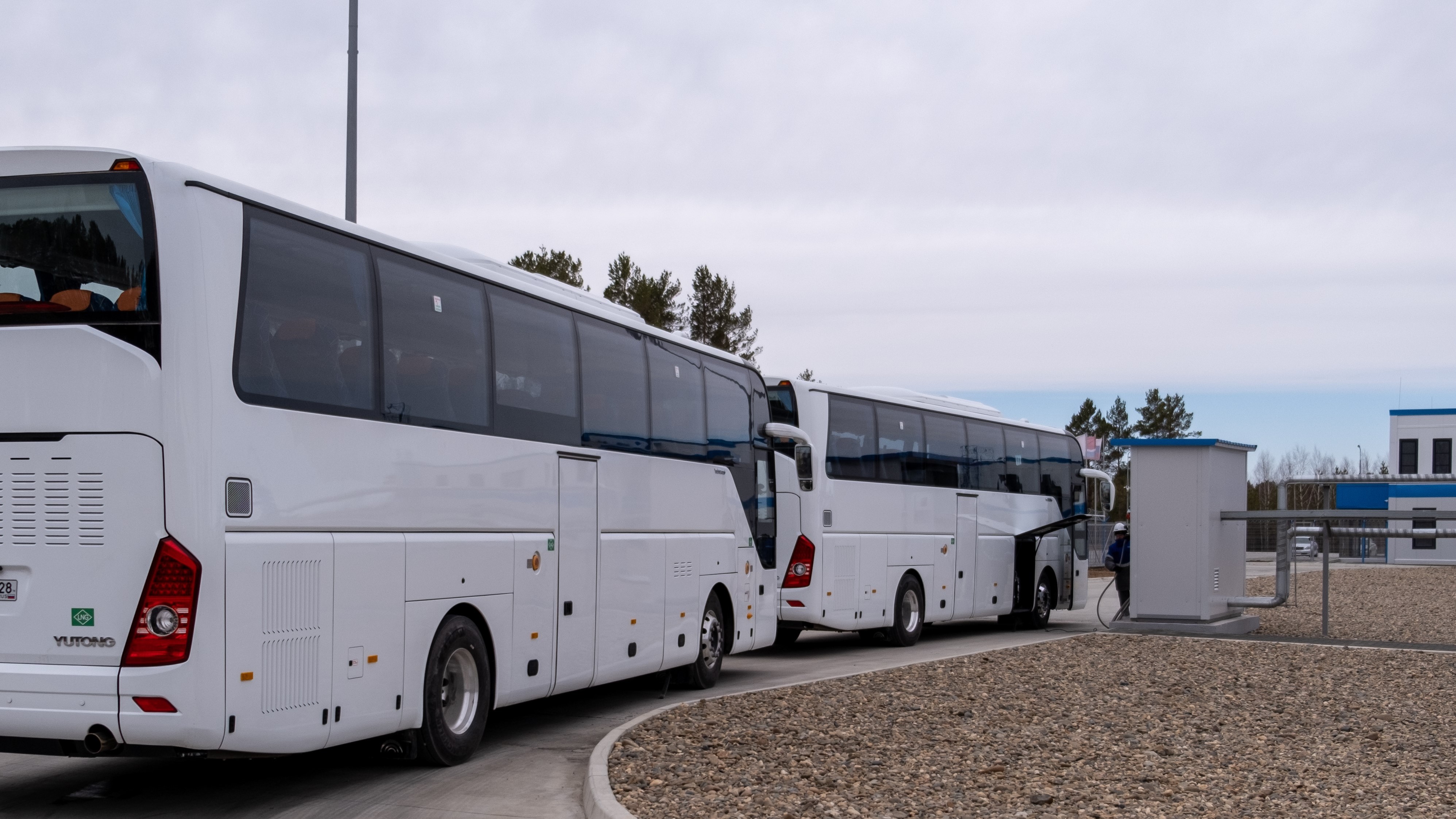 На Амурском ГХК начали заправлять автобусы экологически чистым топливом