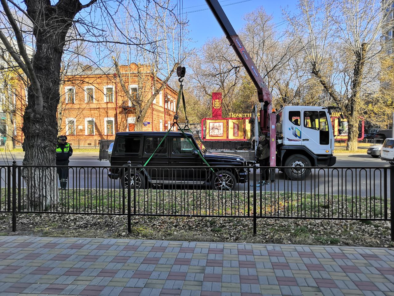 В Благовещенске от автохама увезли на эвакуаторе G-Wagen