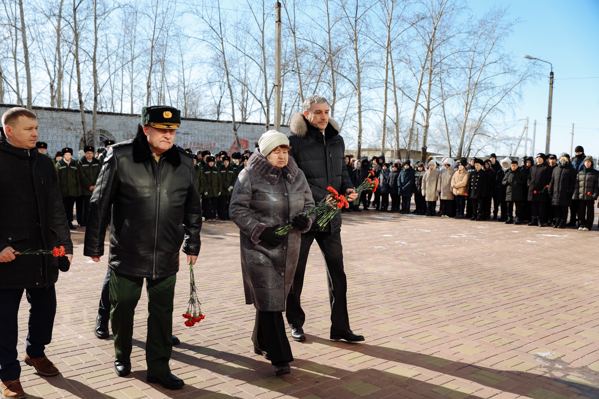 На фасаде благовещенской школы установили мемориальную доску в честь Героя  России