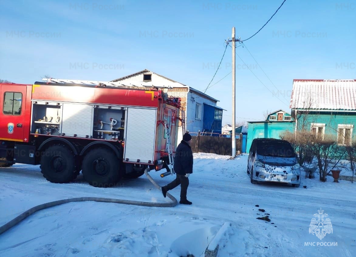 В Благовещенске из-за пожара в гараже едва не сгорел дом