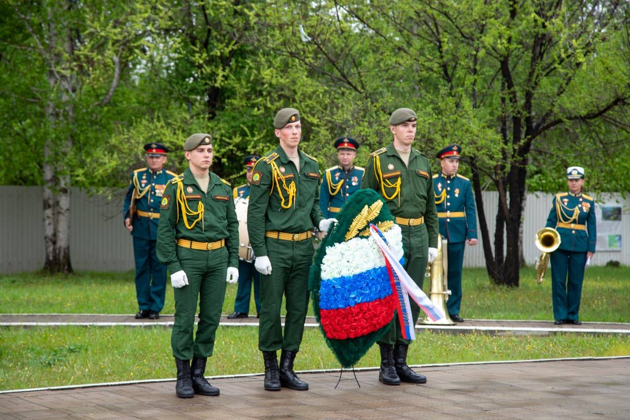 28 мая чей праздник. День пограничника Благовещенск 2022. Отмечаем день пограничника. День Победы возложение венков. Торжественно.