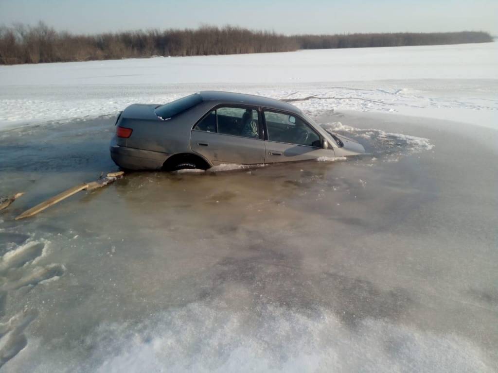 Автомобиль утонул на затоне в Благовещенске