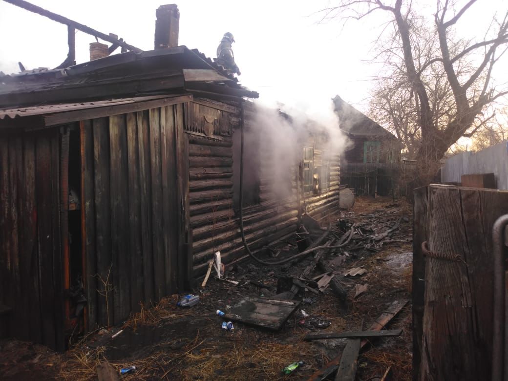 Пожар в заброшенном доме сняли на видео в Суражевке