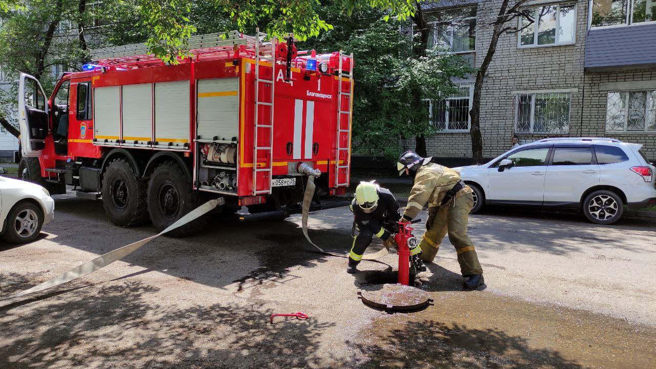 В Благовещенске тушили гараж и микроавтобус