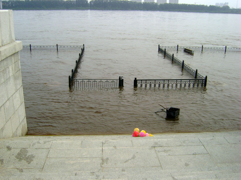 Падение амура в метрах. Уровень воды в Амуре у Хабаровска. Дамба Комсомольск на Амуре сейчас. Наводнение в Комсомольске на Амуре 2013. Дамба на Амуре у Хабаровска.
