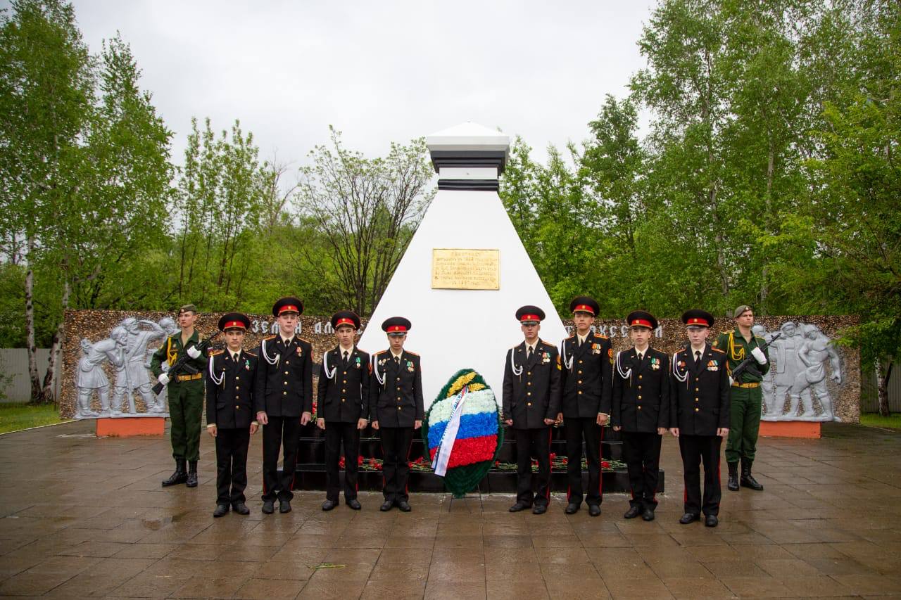 Город 28 благовещенск. Памятник пограничнику в Благовещенске. День пограничника Благовещенск. Памятник Айгунскому договору в Благовещенске. День пограничника Благовещенск 2022.