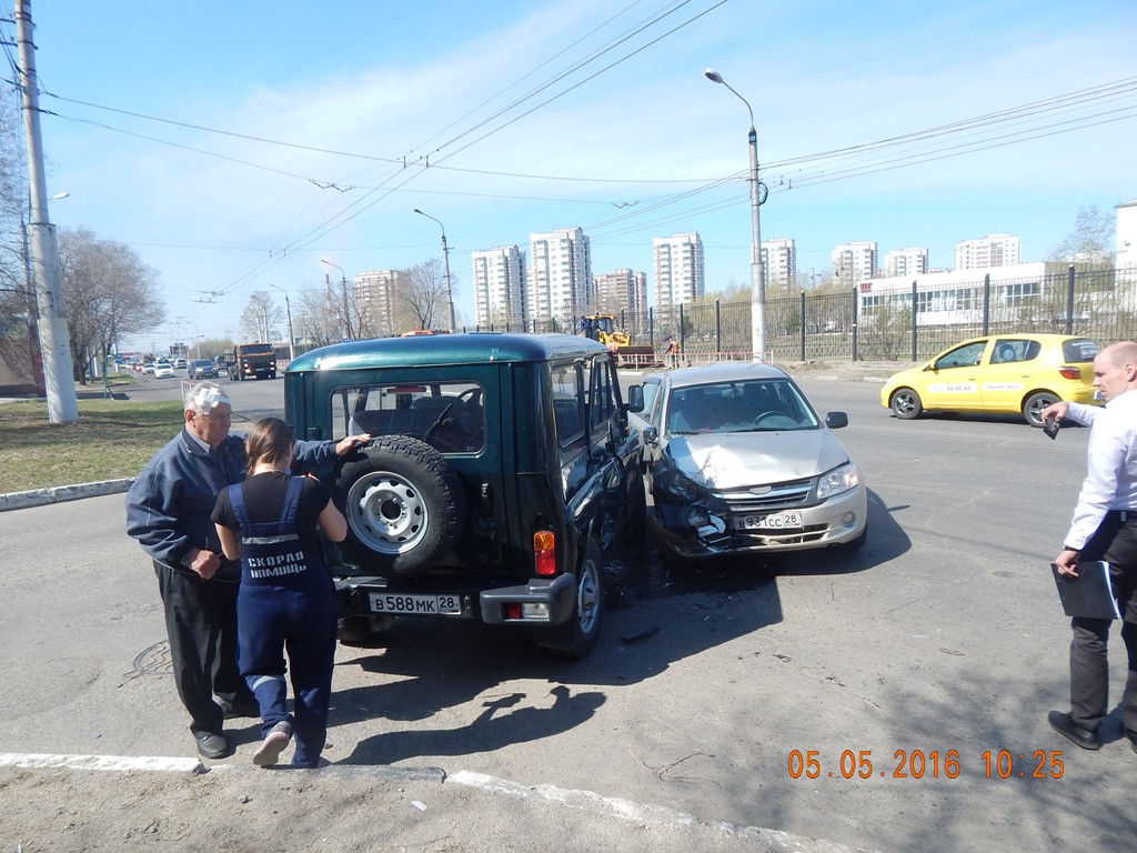 В Благовещенске в ДТП попали два автобуса и одна машина такси