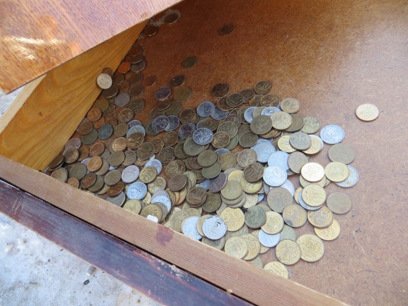 Можно ли выбрасывать монеты. Монеты со свалки. Советские монеты на помойке находки. Находки монет и банкнот на чердаках и в подвалах. Старые деньги на помойке.