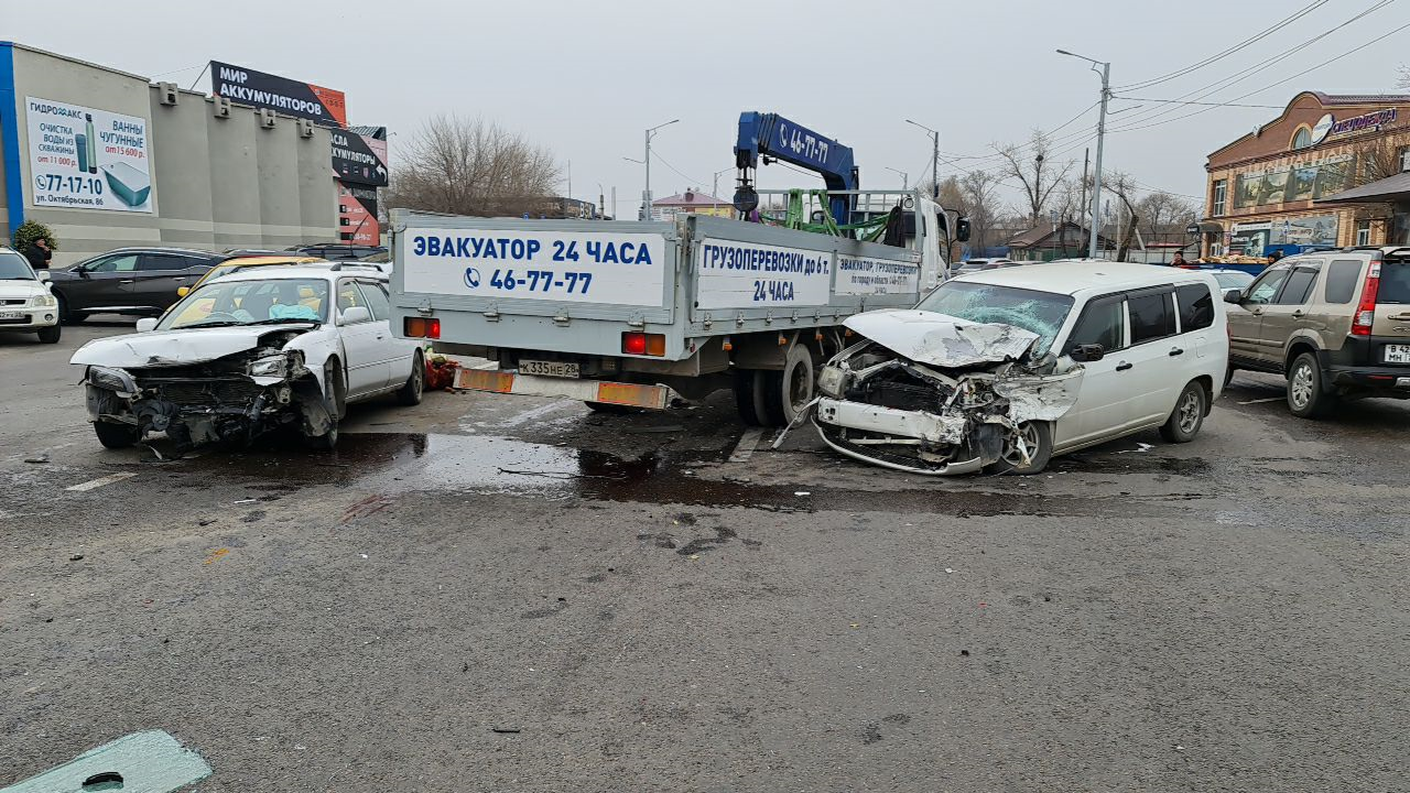 Три авто жестко столкнулись в Благовещенске