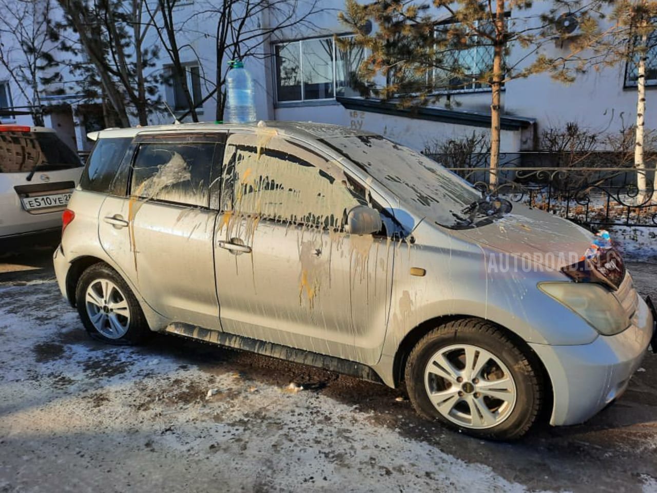 В Благовещенске машину закидали яйцами и облили белой жидкостью