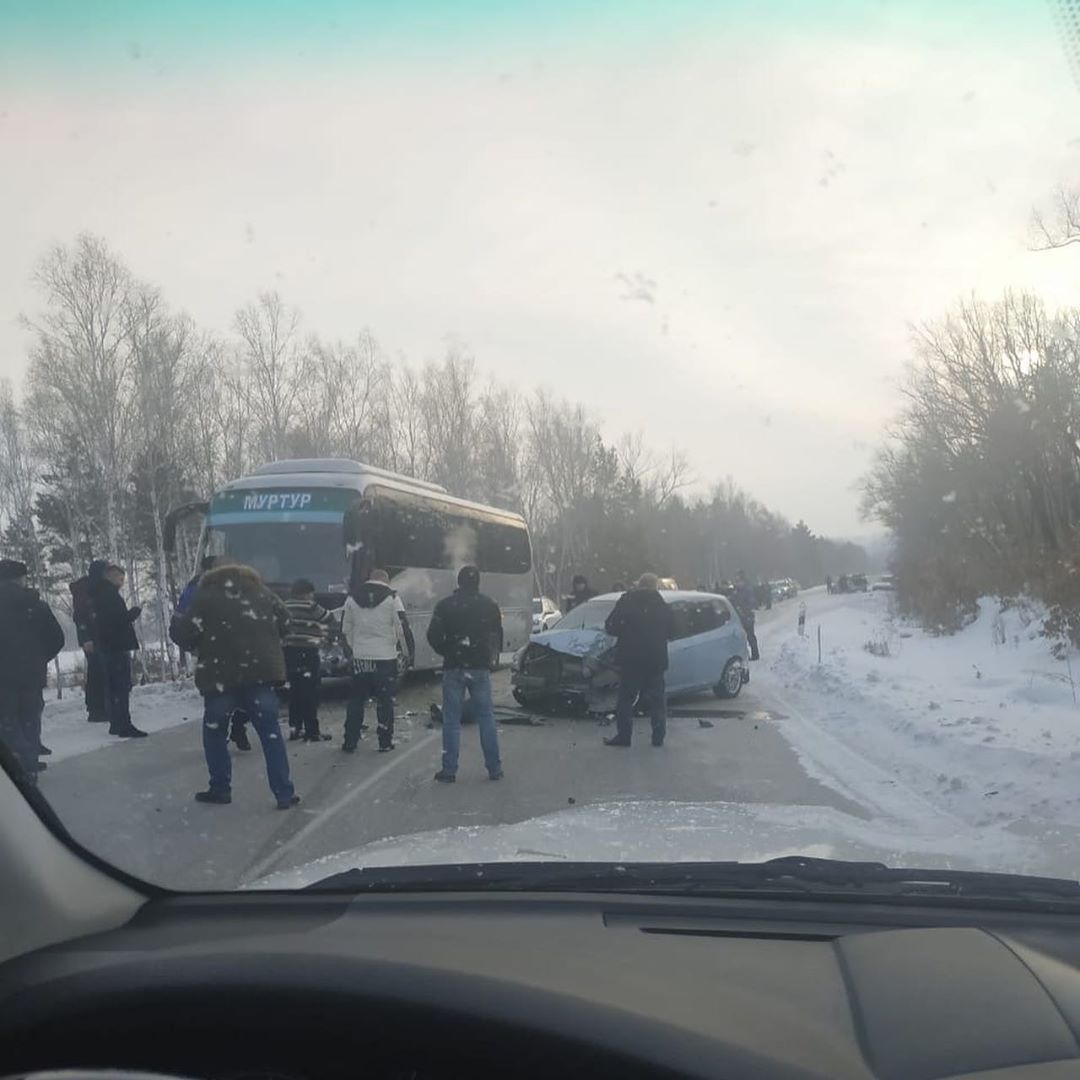 В Свободненском районе столкнулись легковушка и автобус