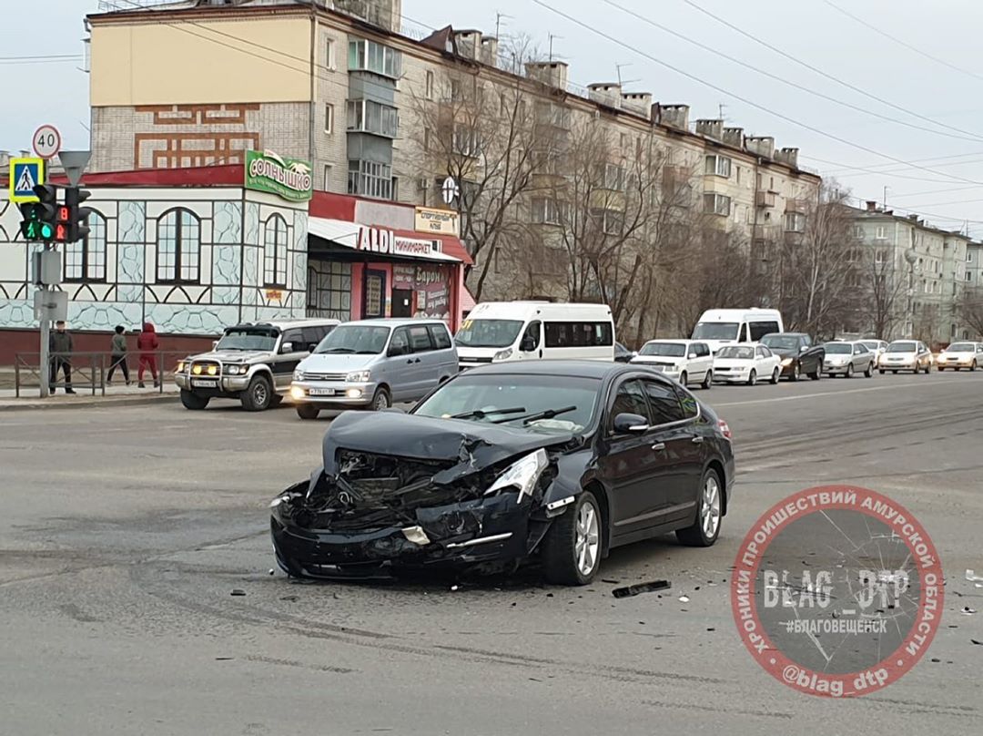 В Благовещенске Prius выехал на красный свет и устроил ДТП