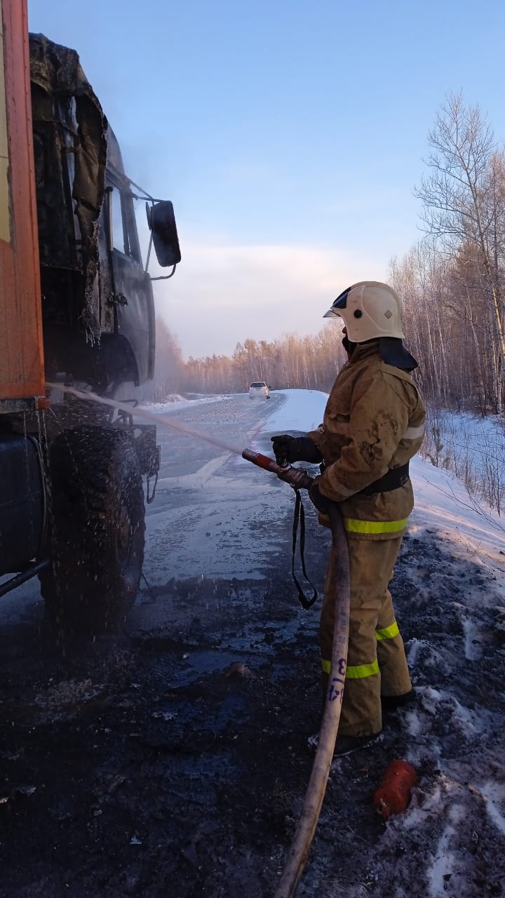 Грузовой автомобиль загорелся в Амурской области