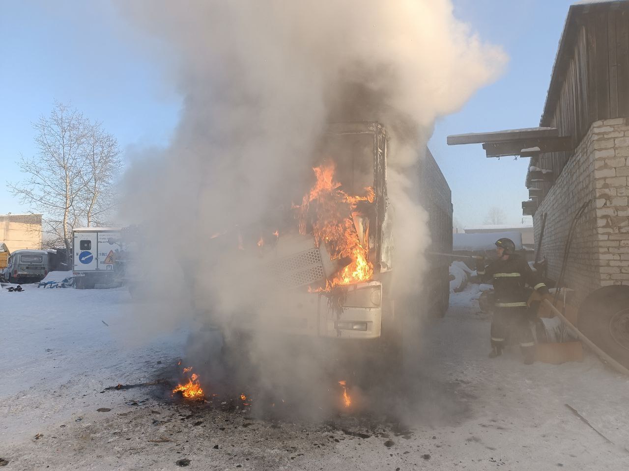 В Приамурье загорелся грузовой автомобиль