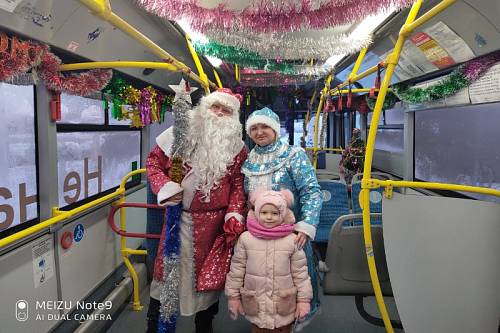 В Благовещенске Дед Мороз-водитель поздравляет пассажиров с наступающим