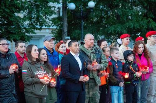 Благовещенцы зажгли свечи в память о своих солдатах