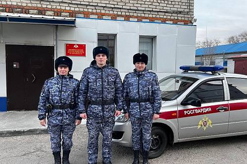 В Шимановске сотрудники Росгвардии спасли из горящего дома пятерых амурчан 