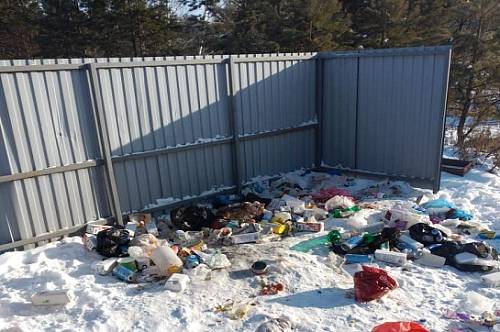 В Шимановске неизвестные украли мусорные контейнеры