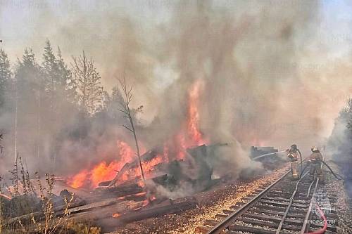 В Тынде на железной дороге загорелись шпалы