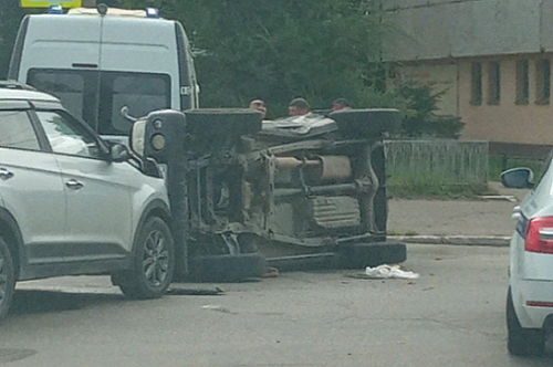 Автомобиль упал на бок в серьезном ДТП в Благовещенске