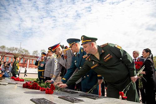 Сотни благовещенцев возложили цветы к памятнику воинам-амурцам, погибшим на фронтах