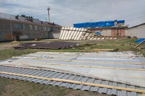 Школа в Приамурье из-за ветра «потеряла» крышу