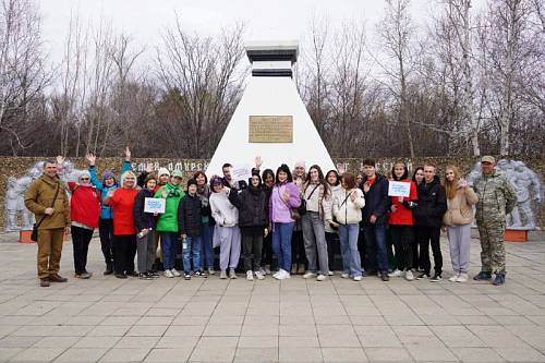 В Благовещенске дети привели в порядок территорию у памятника Айгунскому договору
