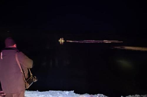 В Амурской области двух человек унесло от берега на льдине
