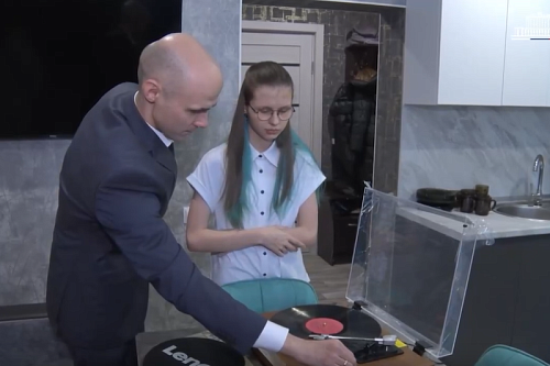 Сергей Лавров подарил 14-летней амурчанке виниловый проигрыватель