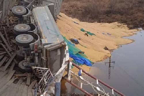 Мост рухнул под грузовиком в Амурской области
