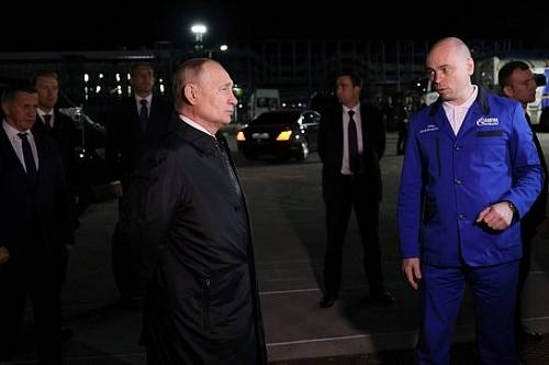 Владимир Путин посетил газоперерабатывающий завод в Амурской области